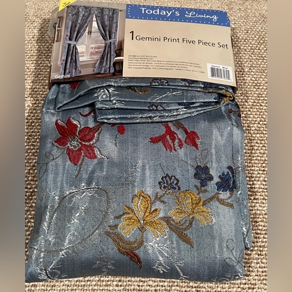 🆕 5 piece curtain set 54x84in - Picture 4 of 7